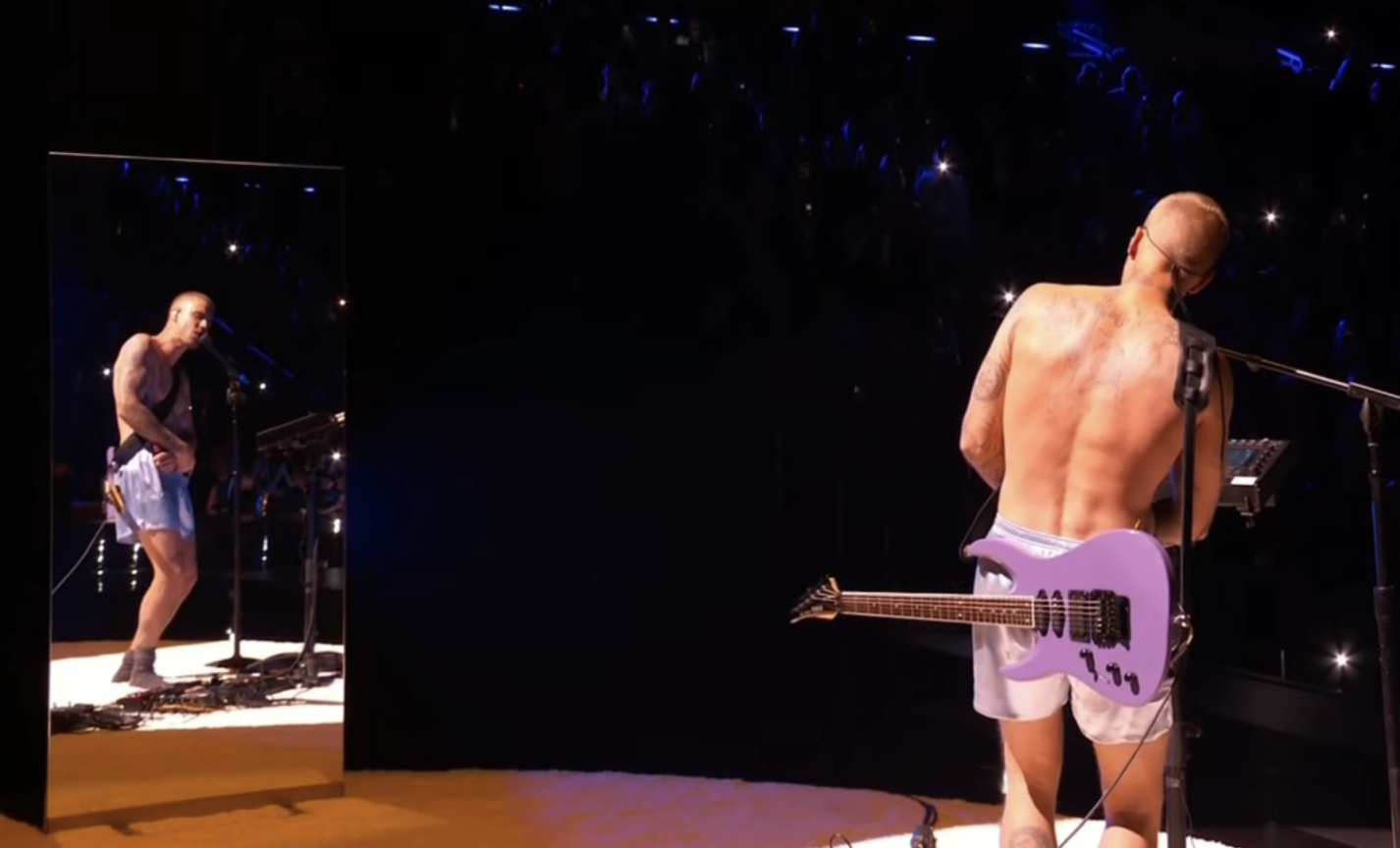 Джастин Бибер лишь в носках и боксерах феерично вернулся на сцену "Грэмми" (видео)